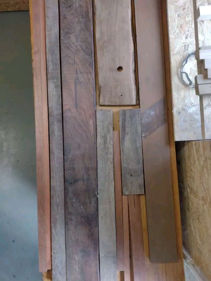 Das Lager musste dringend ausgedünnt werden. Das wird wieder ein paar schicke #möbelgriffe abgeben.
Next Step: Alles durchsortieren und Zurechtsägen.
#holzverarbeitung #mahagoni #upcycle #upcyclewood #reclaimedwood #holzwerkstatt #hardwood #resteverwertung #bohlen #rohmaterial #holzgriff