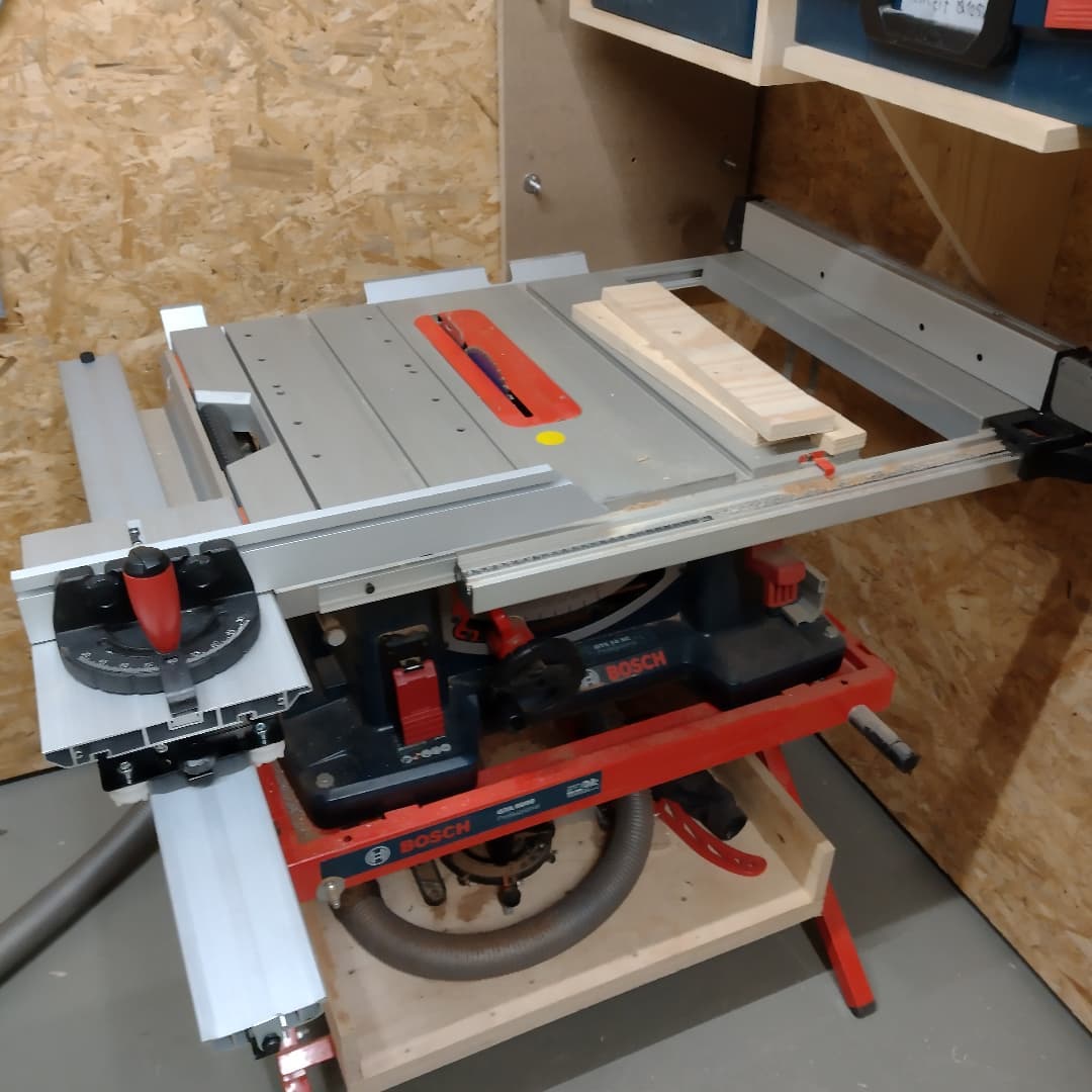 Jetzt habe ich auch zur Schiebeschlittenverknappung dank des Montagesets von #denksport beigetragen 😉 War gar nicht so einfach online noch einen zu finden...
#schiebeschlitten #gts10xc #metabo #tischkreissäge #formatkreissäge