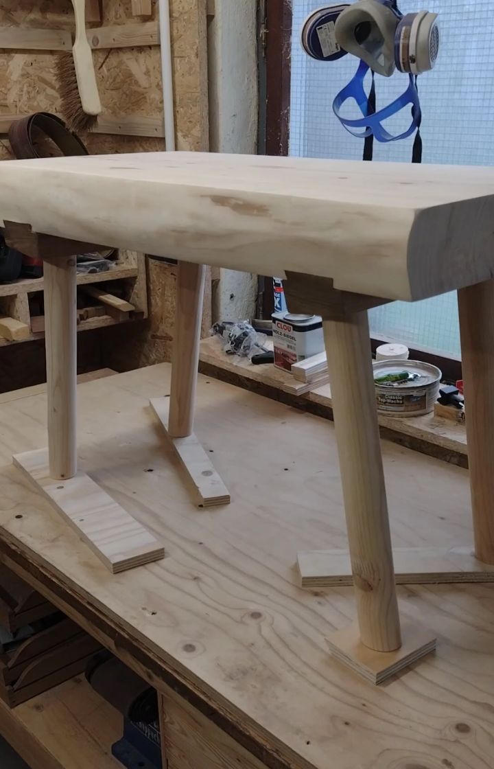 Die letzte Oberflächenbehandlung und dann ist das gute Stück endlich fertig.
#oberflächenveredelung #oberflächenbehandlung #ölen #holzöl #leinöl #holzwerker #tisch #japanstyle #hocker #woodfinish #massivholzmöbel #massivholz #möbeldesign #wooddesign