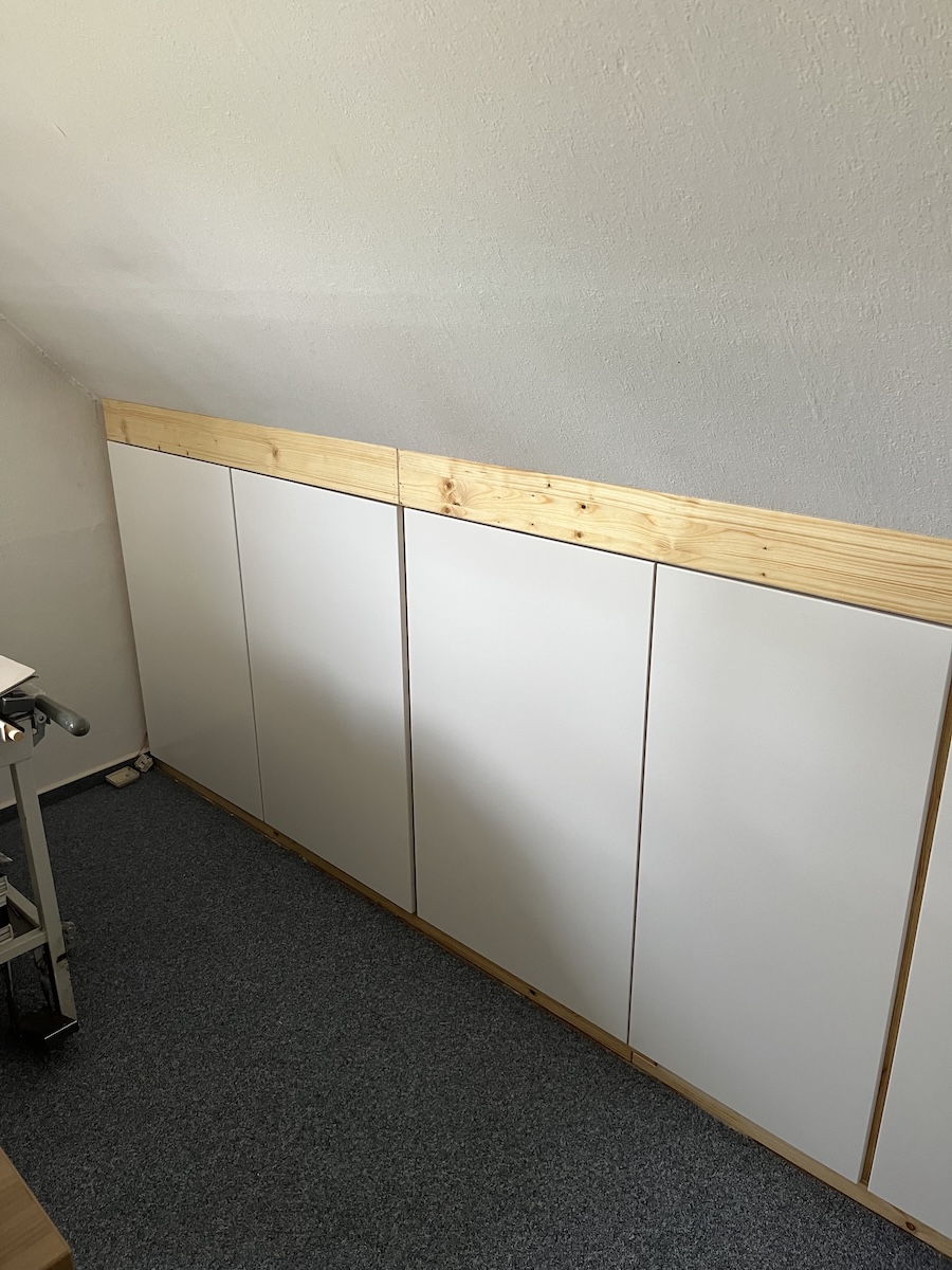 Drempelschrank in Dachschräge