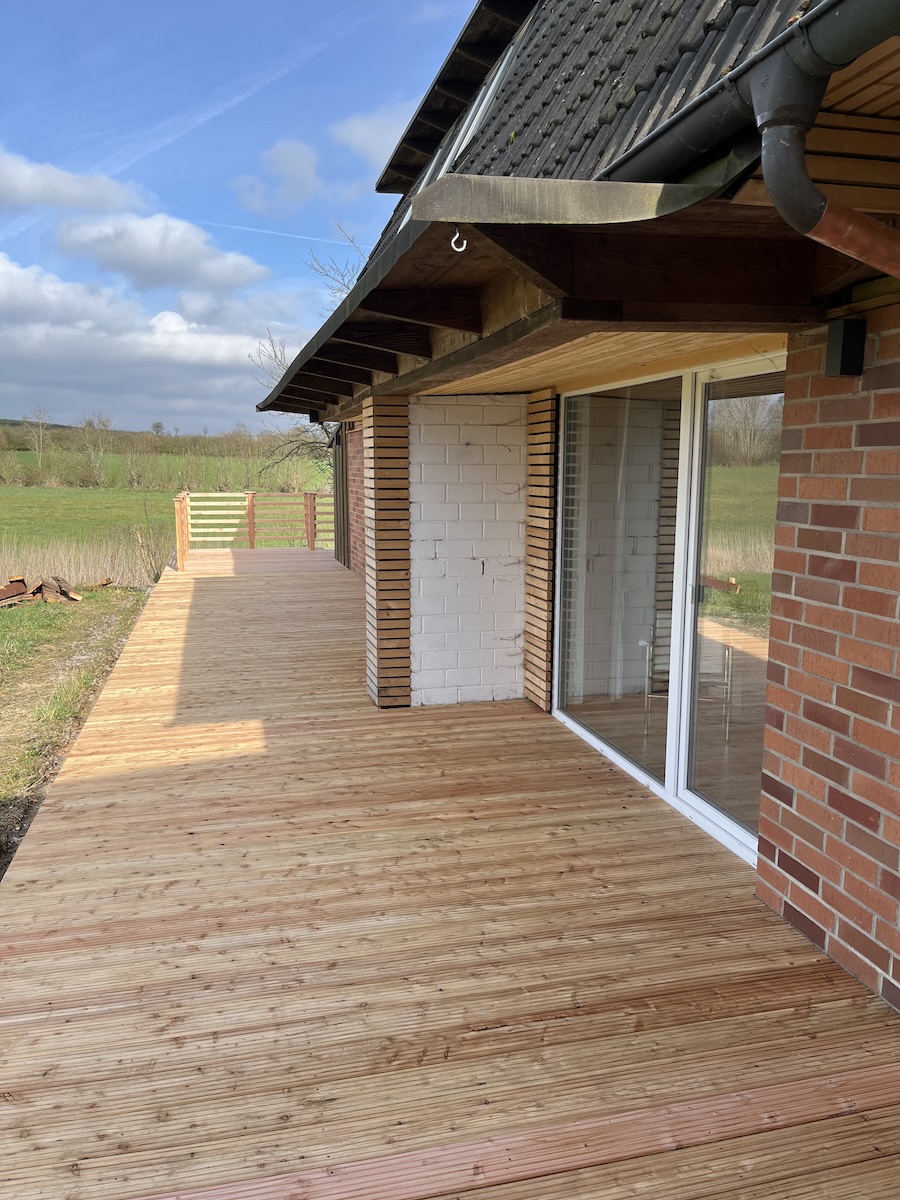 Lange Terrasse aus Lärche