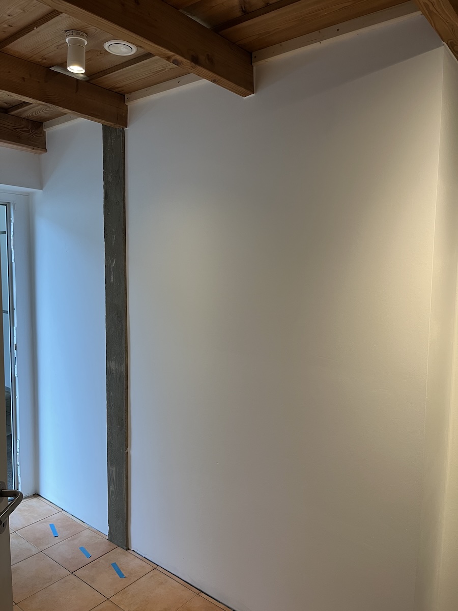 Trockenbauwand mit Sichtbetonpfeiler