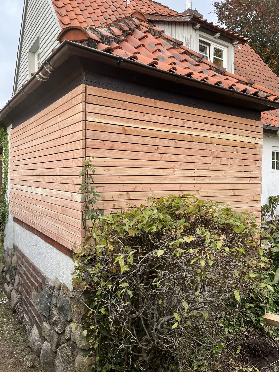 Verkleidung mit Rohmbusleisten aus Lärche