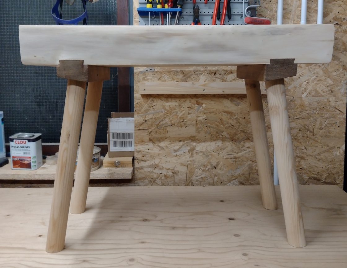 Beistelltisch aus massiver Kiefer