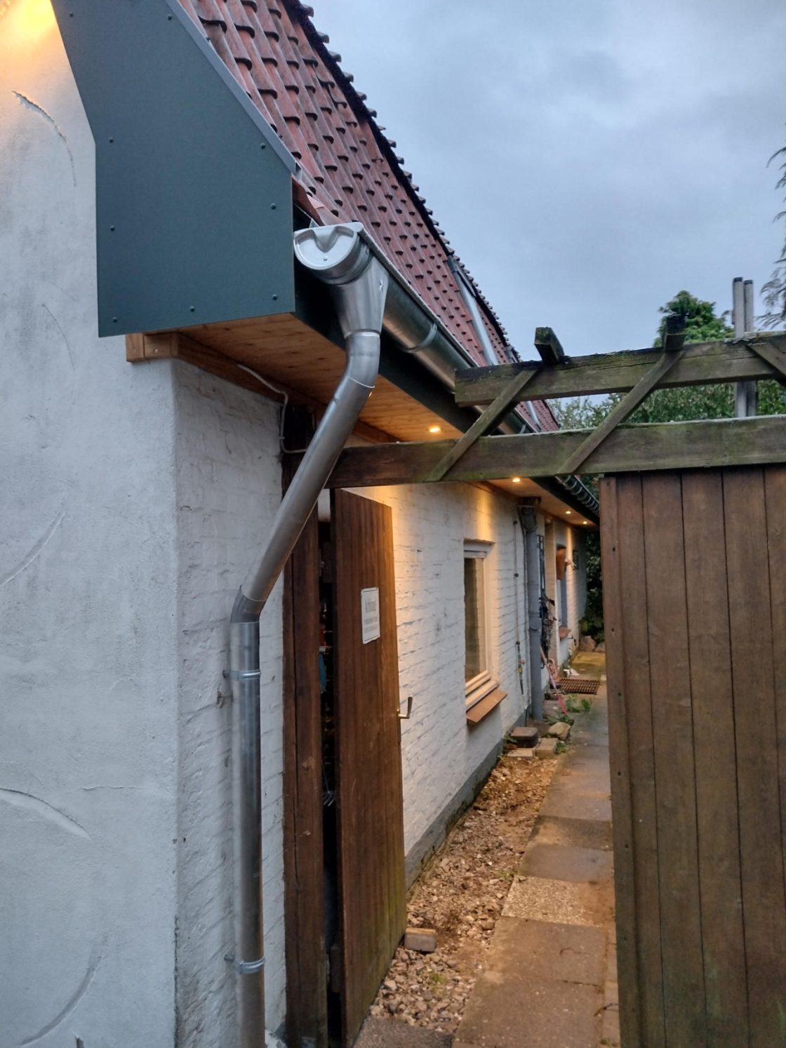 Dachunterschläge aus Lärche und HPL