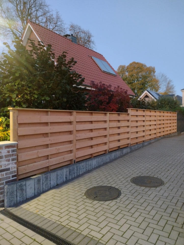 Gestufter Zaun aus Lärche