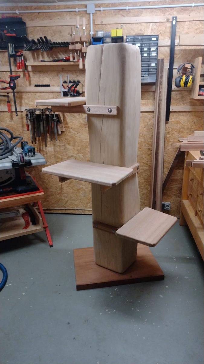 Kratzbaum aus massiver Eiche