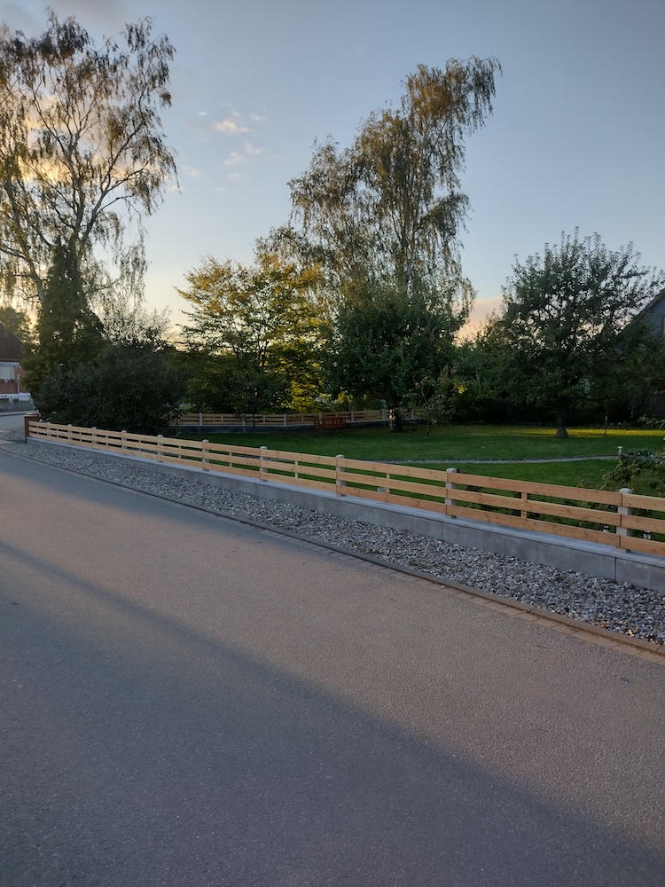 Langer Zaun aus Lärche