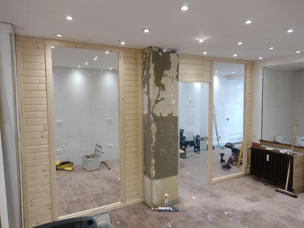 Raumtrenner aus Glas und Holz