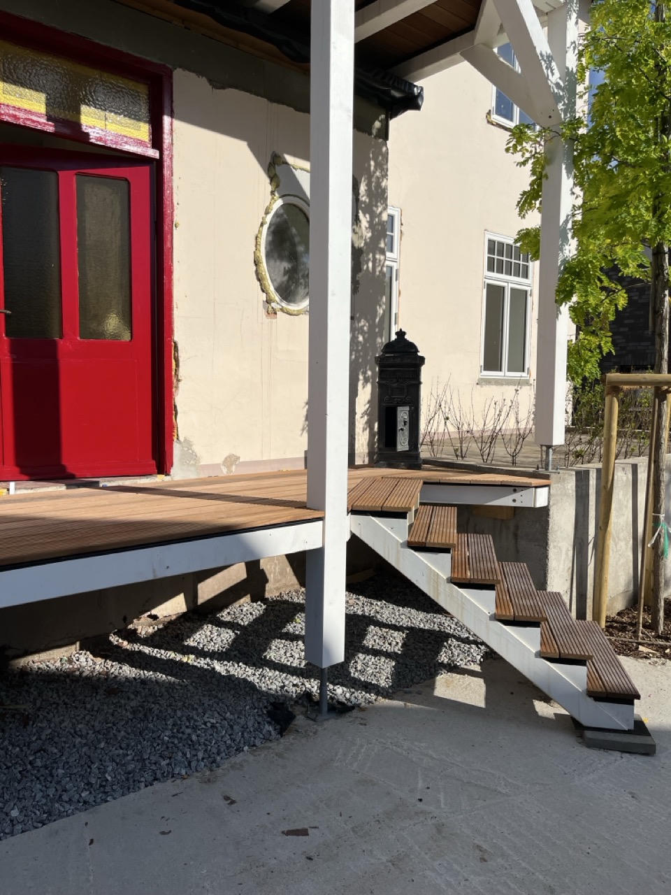 Podest mit Treppe für Hauseingang